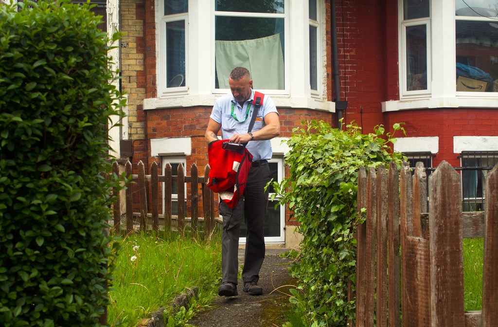 Guy posting parcels around Hyde Park